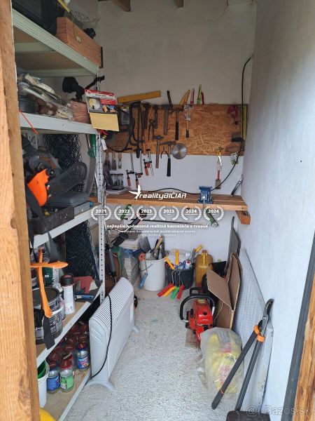 Werkzeuge und Ausrüstung im Organisationsraum der Hütte mit einem Boden in Holzoptik.