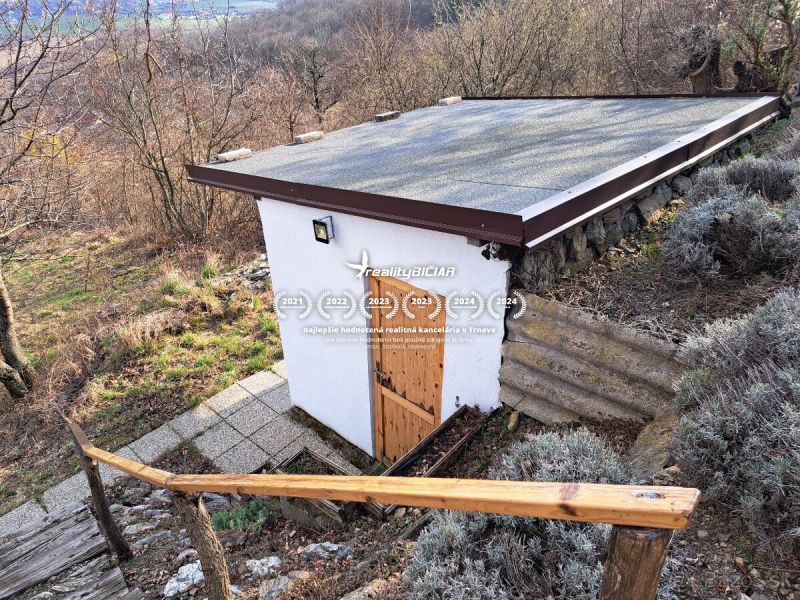 Ein kleines Häuschen mit schrägem Dach in Dolné Orešany in der hügeligen Straße Dolné Orešany.