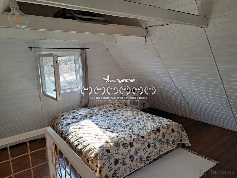 Schlafzimmer mit Holzboden und einem Bett in einer Hütte.