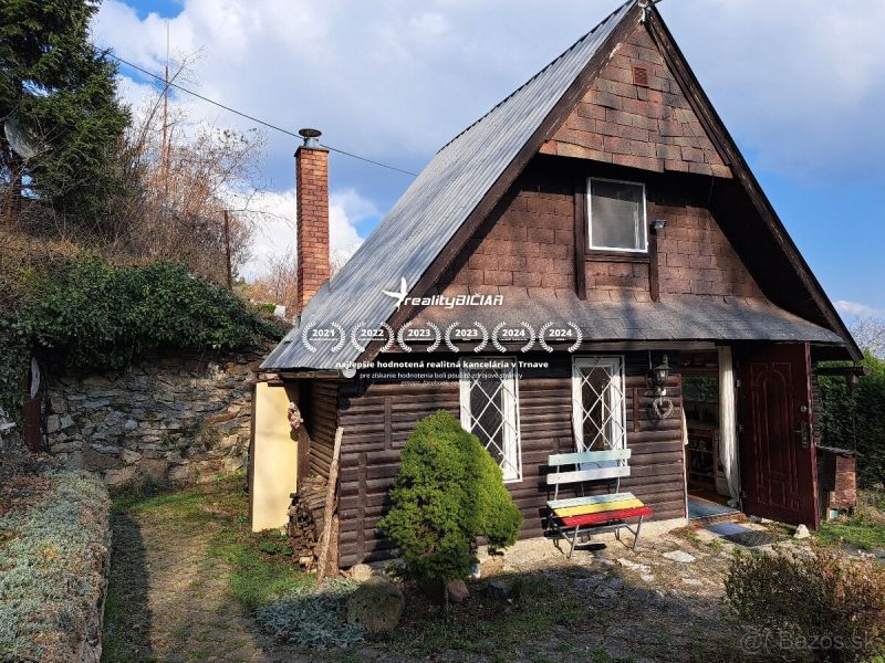 Ein Ferienhaus in Dolné Orešany in der Straße Dolné Orešany mit Garten und Bank.