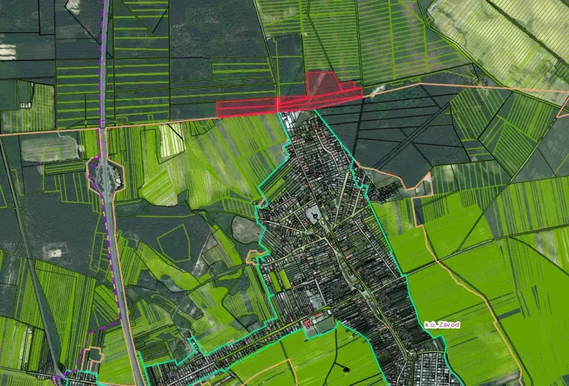 Luftaufnahme von landwirtschaftlichen und forstwirtschaftlichen Flächen in Moravský Svätý Ján.