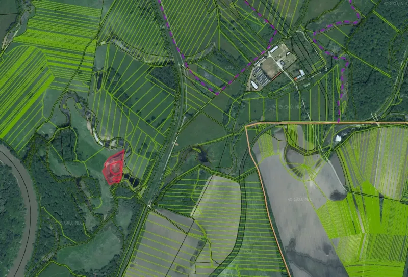 Luftaufnahme von landwirtschaftlichen und forstwirtschaftlichen Flächen in der Umgebung von Moravský Svätý Ján.