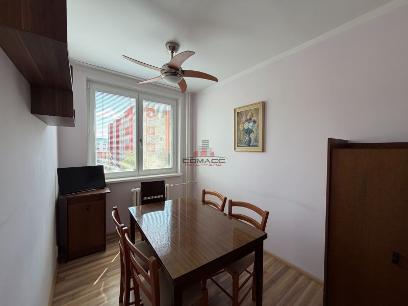 Essbereich in einer 3-Zimmer-Wohnung mit Holztisch und Boden in Holzoptik.