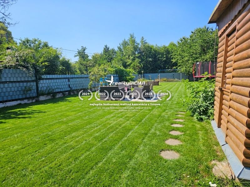 Garten am Kamenný mlyn in Trnava mit Gartenhaus und Trampolin.