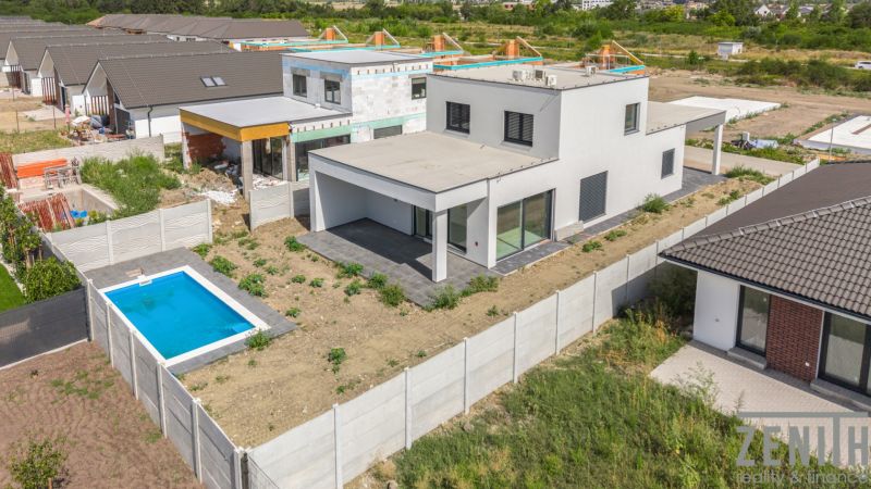 Einfamilienhaus in der Sokolej-Kolibríkova Straße in Chorvátsky Grob mit Garten und Pool.