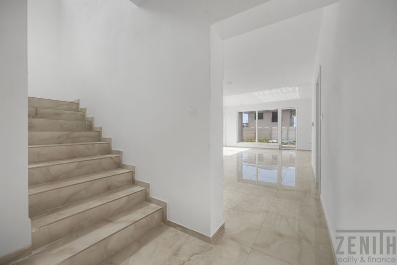 Treppen und ein heller Flur im Einfamilienhaus, Boden mit Holzdekor.