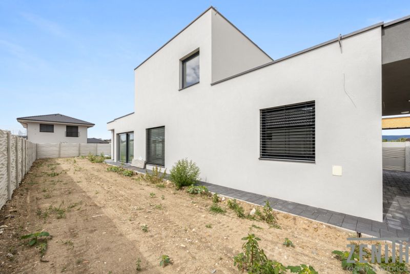 Einfamilienhaus in der Sokolej-Kolibrikova-Straße in Chorvátsky Grob mit einem ungepflegten Garten.