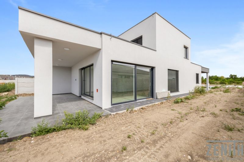 Einfamilienhaus in der Sokolej-Kolibrikova-Straße in Chorvátsky Grob mit geräumiger Terrasse.