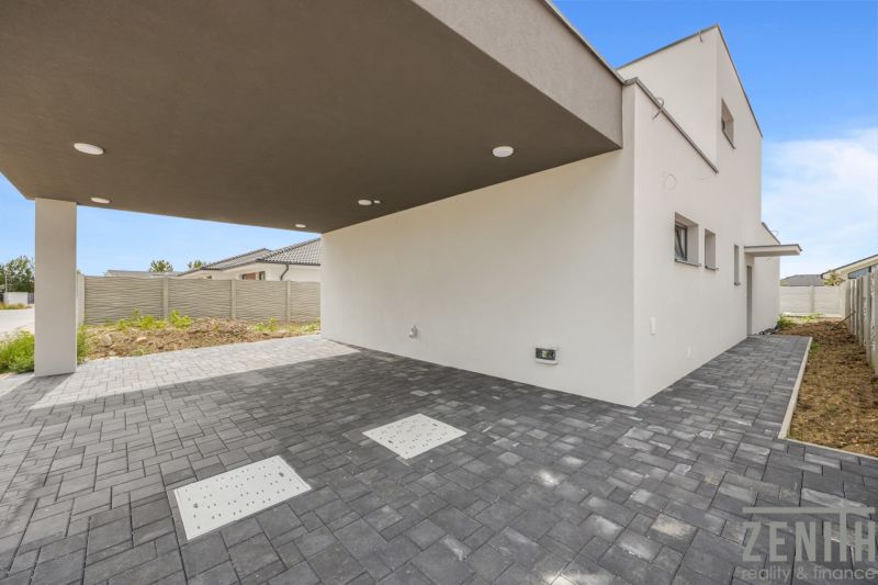 Einfamilienhaus in der Sokolej-Kolibrikovej Straße in Chorvátsky Grob mit geräumigem Parkplatz.