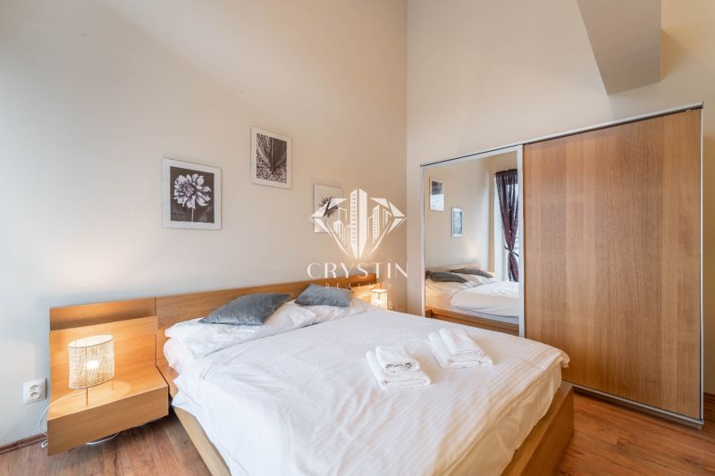 Schlafzimmer mit Bett und Holzboden in einem Ferienapartment.