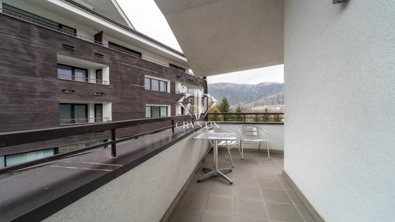 Der Balkon der Ferienwohnung in Donovaly mit Blick auf die umliegenden Berge.