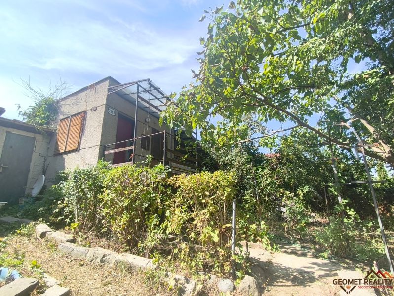 Gärten in Lučenec mit Gartenhaus und Bäumen, ideal zum Entspannen und Anbauen.