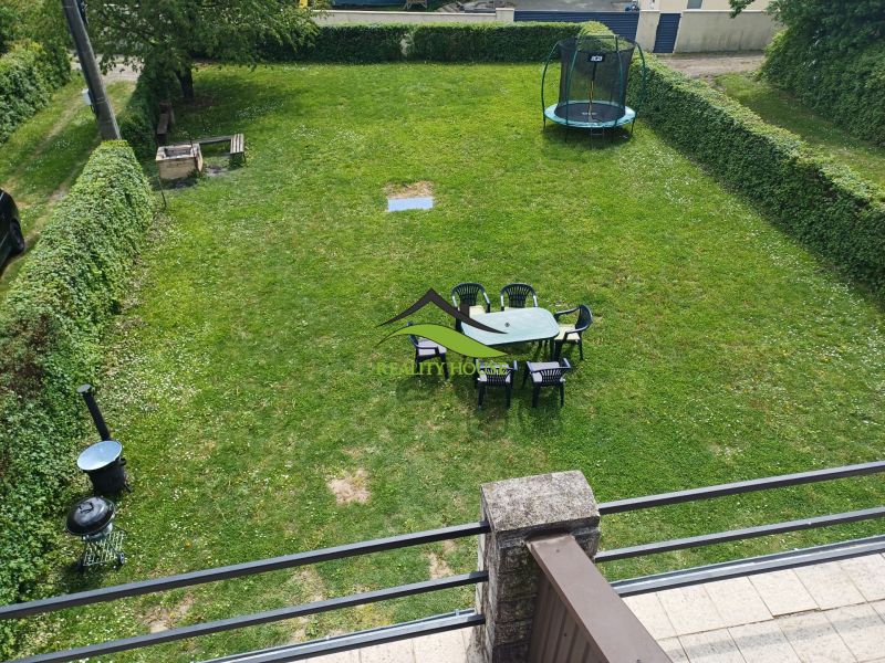 Garten bei der Hütte in Kaluža mit Trampolin und Sitzgelegenheit auf dem Rasen.
