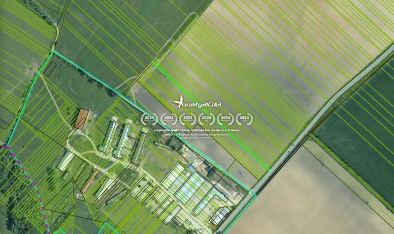 Luftaufnahme von landwirtschaftlichen und forstwirtschaftlichen Flächen in Smolenice in der Továrenská-Straße.