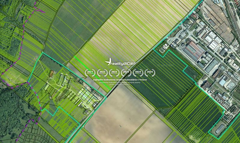 Luftaufnahme von landwirtschaftlichen und forstwirtschaftlichen Flächen bei der Továrenská-Straße in Smolenice.