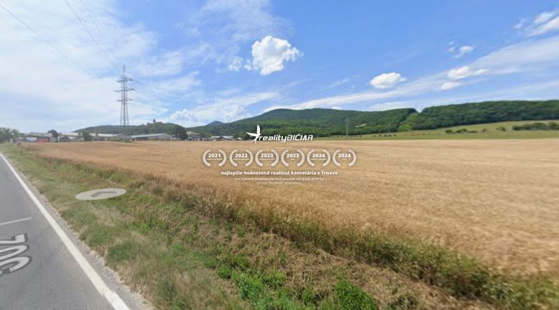 Landwirtschaftliche und forstwirtschaftliche Grundstücke in der Továrenská-Straße in Smolenice mit Blick auf die Hügel.