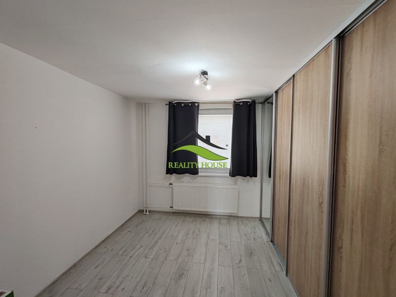 Zimmer in einer 3-Zimmer-Wohnung mit Holzboden und Einbauschrank.