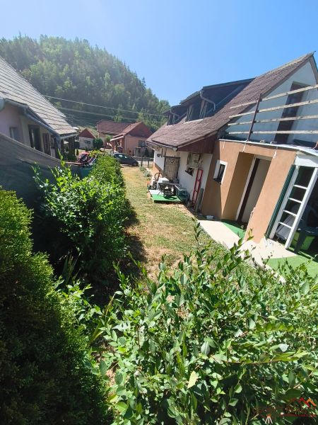 Einfamilienhäuser in Divín, umgeben von Grün und blauem Himmel.