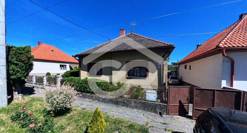 Einfamilienhaus in der Sládkovičova 135 in Zlaté Moravce, mit Garten und Auto.