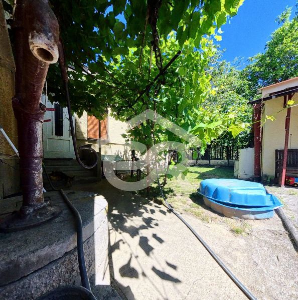 Einfamilienhaus in der Sládkovičová 135 in Zlaté Moravce mit einem von Grün umgebenen Hof.
