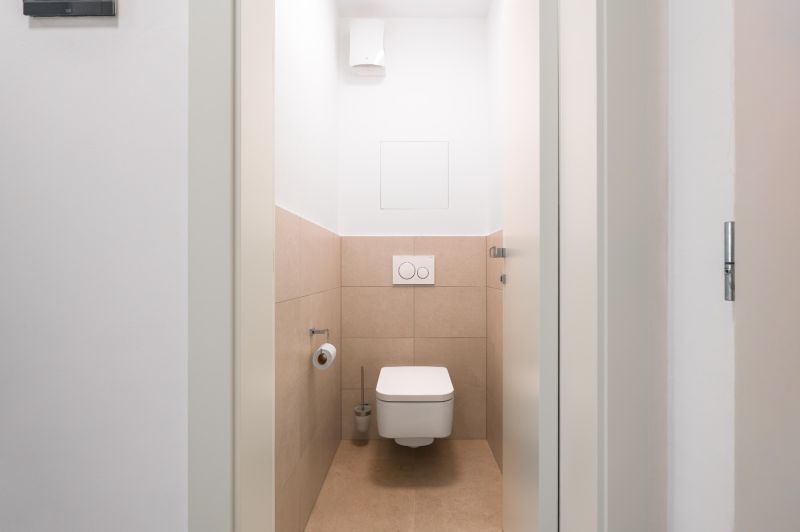 Badezimmer mit Fliesen in einer 2-Zimmer-Wohnung, neutrale Farbpalette.