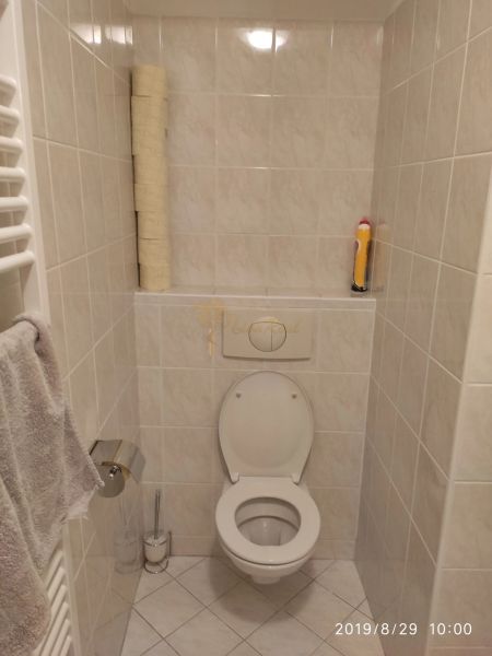 Badezimmer mit Toilette, Papierhalter und Handtuchhalter in einer 2-Zimmer-Wohnung.