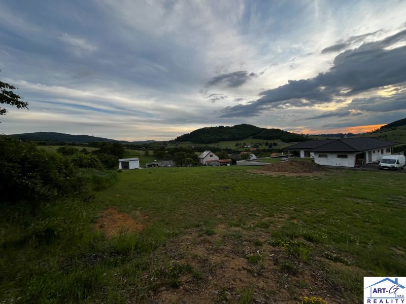 Landschaftlicher Blick auf Wohnbaugrundstücke in Stožok mit Blick auf die Berge und den Himmel.
