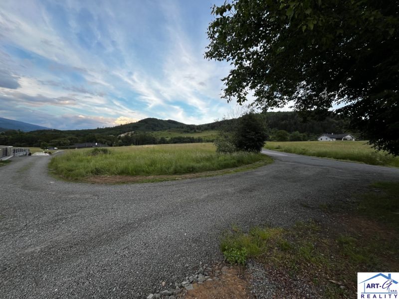 Schöne Grundstücke in Stožok mit Blick auf grüne Hügel.