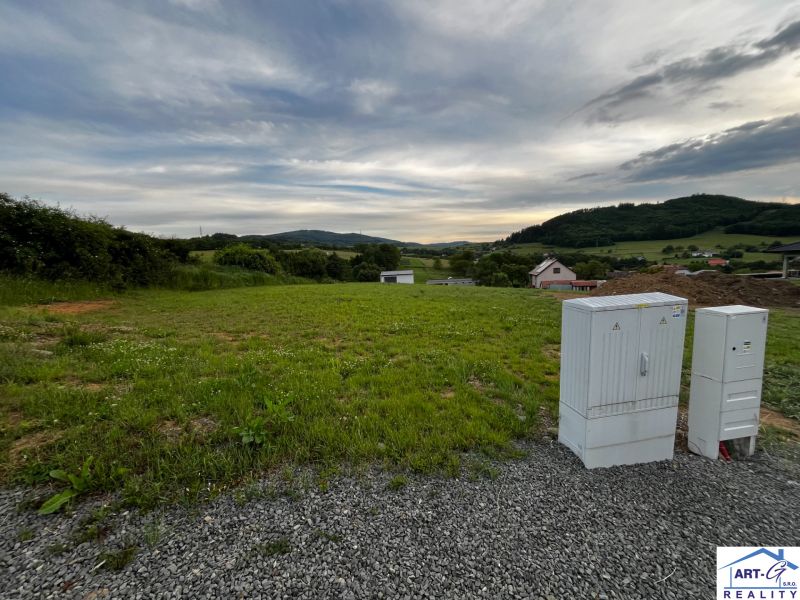 Grundstücke - Wohnen in Stožok mit Blick auf Hügel und grüne Wiesen.