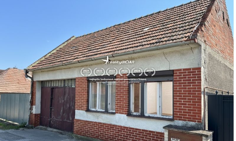 Einfamilienhaus in Dolné Orešany in der Straße Dolné Orešany, mit roter Ziegelfassade.