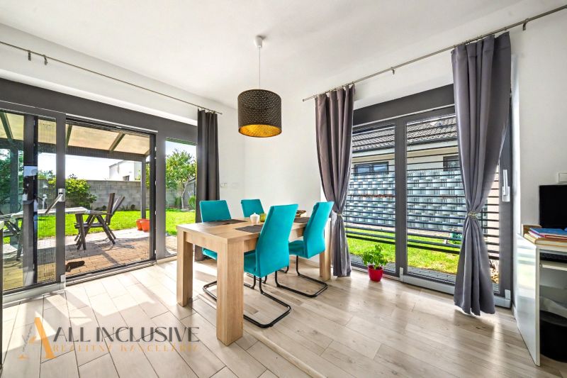 Esszimmer mit Blick in den Garten, Holzboden, Sitzgelegenheit für sechs Personen.