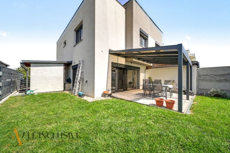 Ein Einfamilienhaus in Hrubá Borša mit Terrasse, Garten und Außenbereich.