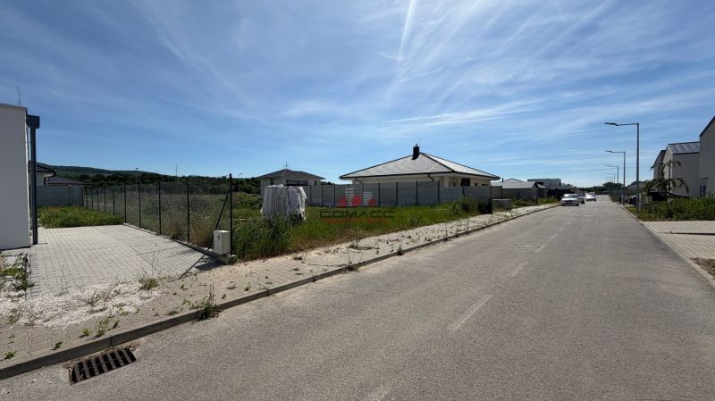 Ducovská Straße in Moravany nad Váhom mit Einfamilienhaus, Autos und Zäunen.