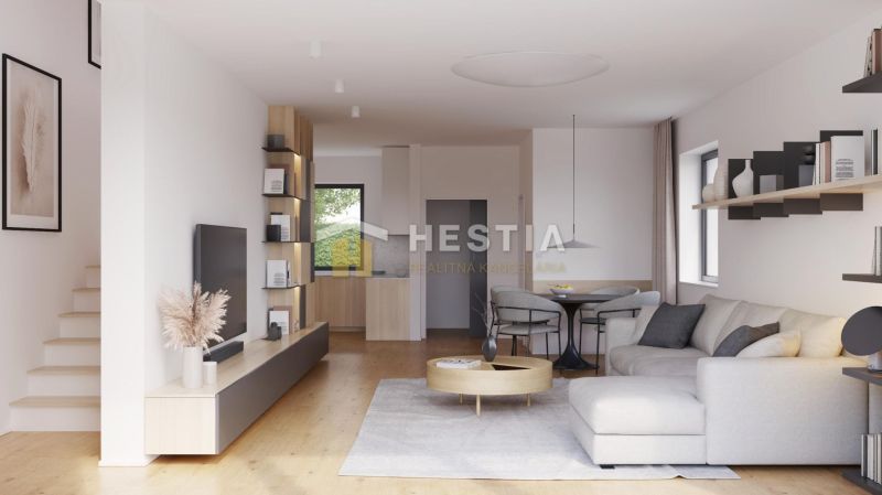 Wohnzimmer eines Einfamilienhauses mit Holzboden, Sofa und Esstisch.