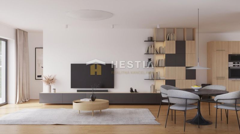 Wohnzimmer in einem Einfamilienhaus mit Holzboden, Fernseher und Esstisch.