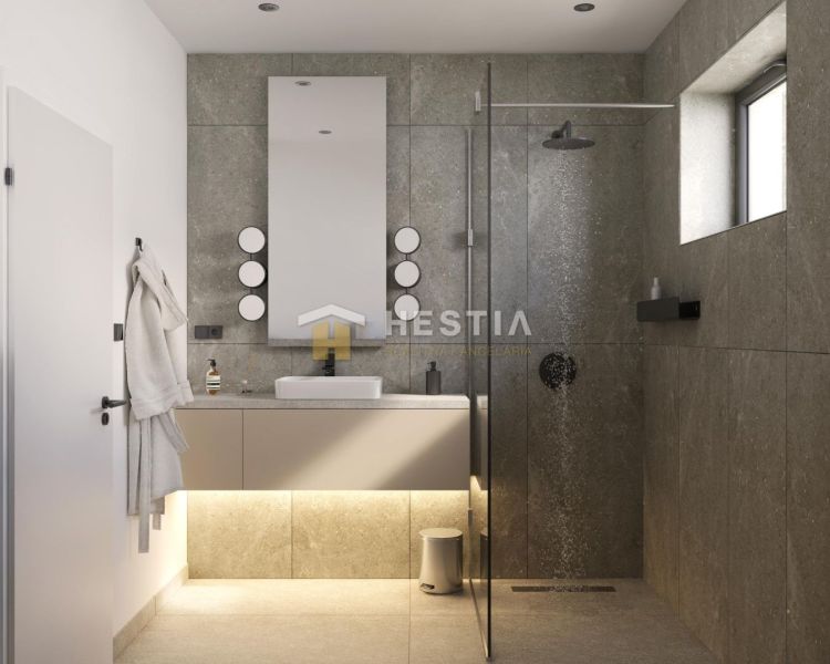 Badezimmer in einem Einfamilienhaus mit Steinverkleidungen, Dusche und hängendem Spiegel.