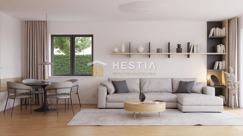 Wohnzimmer in einem Einfamilienhaus mit Holzboden und bequemer Couch.