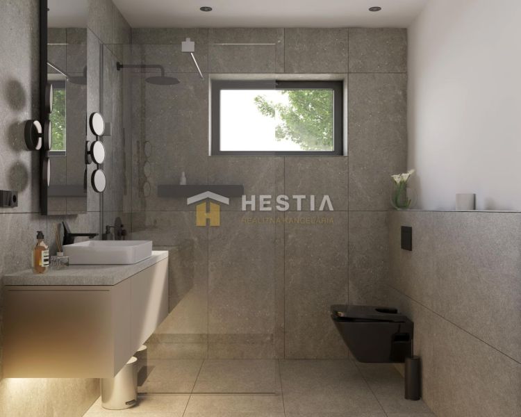 Ein Badezimmer in einem Einfamilienhaus mit stilvollen Fliesen und modernen Accessoires.