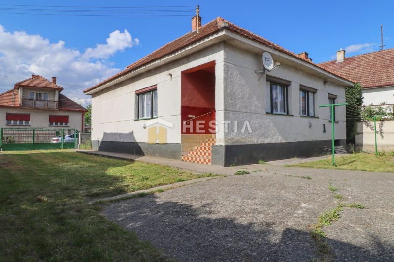 Einfamilienhaus in Borský Mikuláš mit gepflegtem Rasen, befestigter Fläche und Satellitenschüssel.