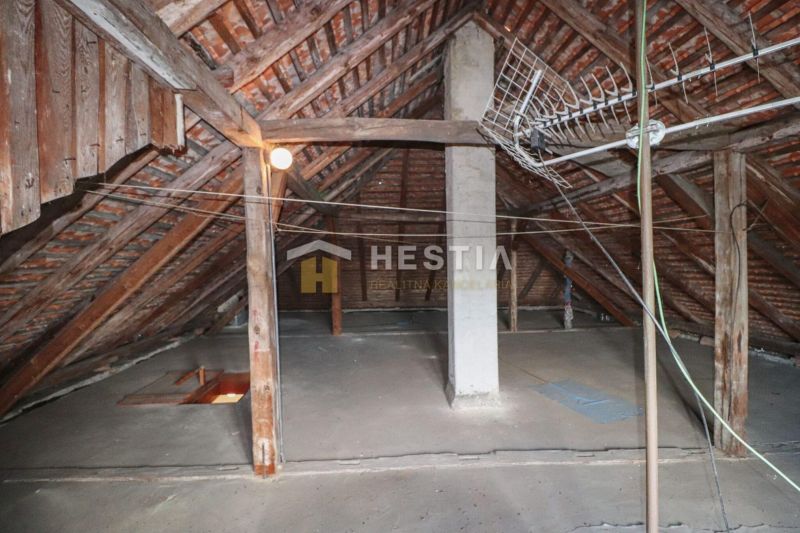 Dachboden in einem Einfamilienhaus, Holzkonstruktion und Dachbalken, Borský Mikuláš.