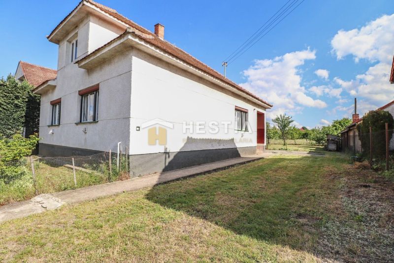 Ein Einfamilienhaus in Borský Mikuláš mit einem Rasenstück und blauem Himmel.