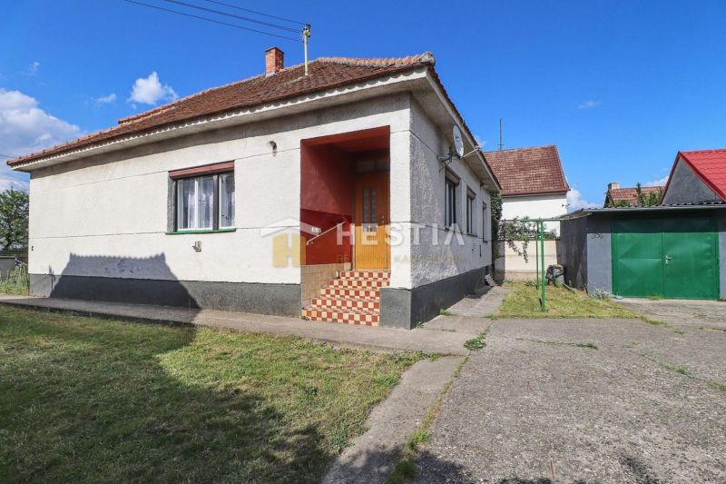 Ein Einfamilienhaus in Borský Mikuláš mit einer einfachen Fassade und einem schrägen Dach.