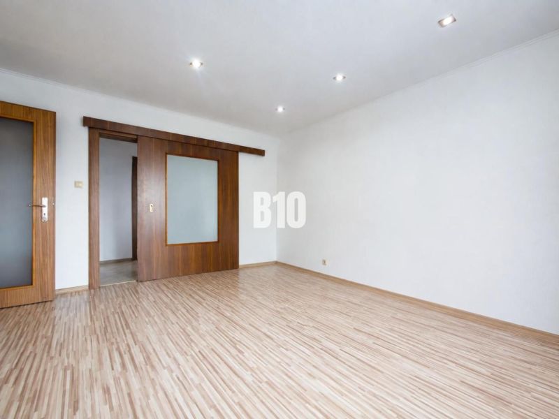 Helles Interieur mit Schiebetüren und Holzboden in einer 3-Zimmer-Wohnung.