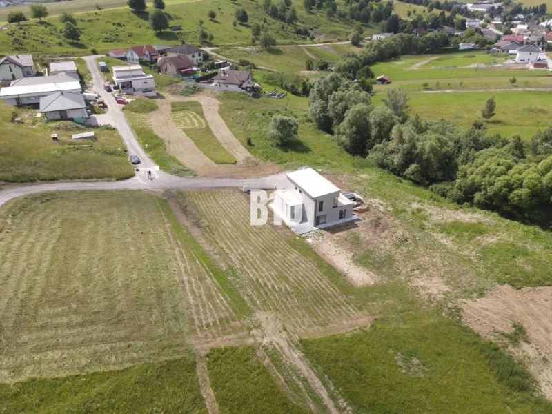 Wiesen und Einfamilienhäuser in der Umgebung von Bitarová, geeignet für Grundstücke - Wohnen.