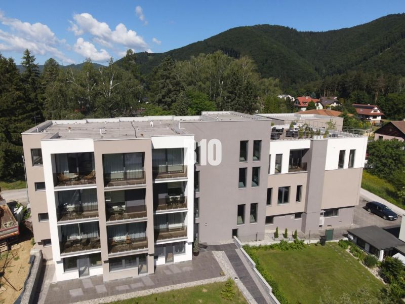 Ein Gebäude in Rajecké Teplice in der M. R. Štefánika-Straße, geeignet für eine 2-Zimmer-Wohnung.