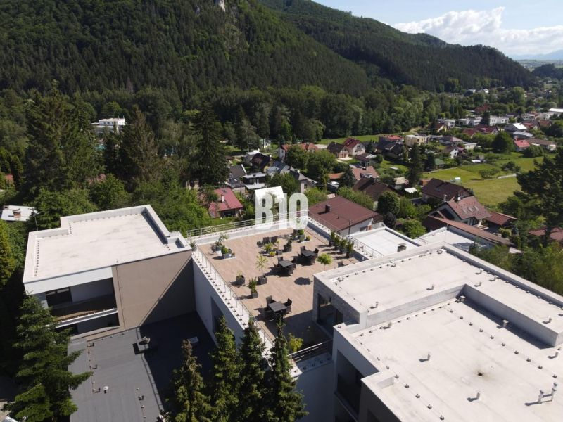 Blick auf die Dachterrasse zwischen Gebäuden, umgeben von Natur in Rajecké Teplice in der M. R. Štefánika Straße.