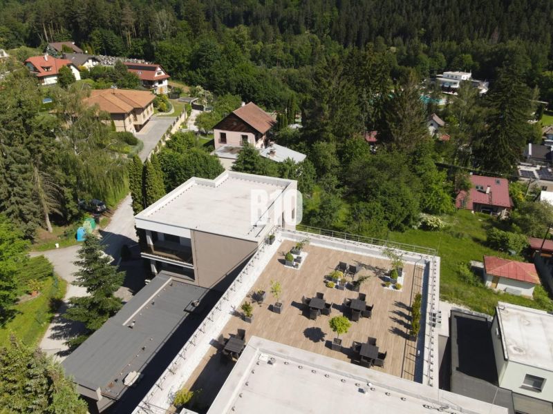 Dachterrasse mit Gartenmöbeln an der M. R. Štefánika-Straße in Rajecké Teplice.