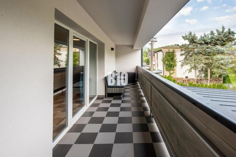 Der Balkon einer Ferienwohnung in Terchová mit Fliesen und Blick auf die Umgebung.