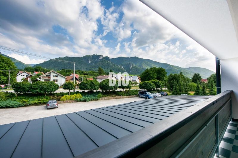 Blick auf die Berge und Dächer der Häuser von einer Ferienwohnung in Terchová.
