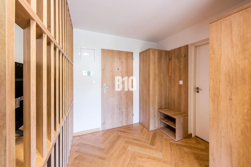 Eingangshalle mit Holzdekor, Türen und Boden mit Holzdekor im Ferienapartment.
